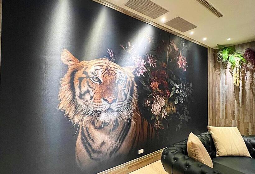 اتاق لوکس با تخت بزرگ, Aquarius Motel