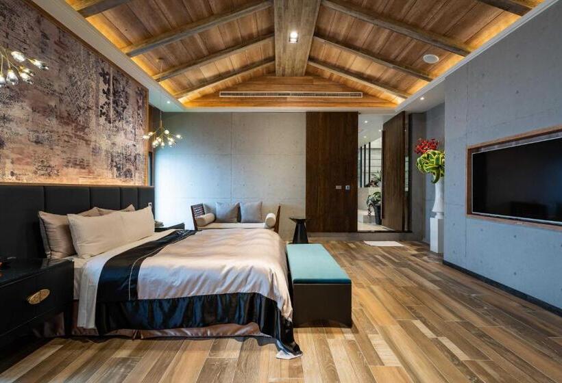 اتاق لوکس, Aquarius Motel