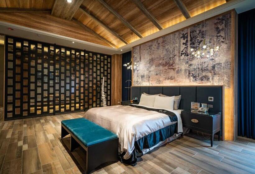 اتاق لوکس, Aquarius Motel