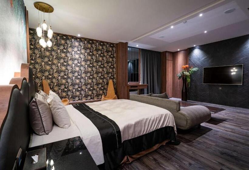 اتاق راحتی, Aquarius Motel