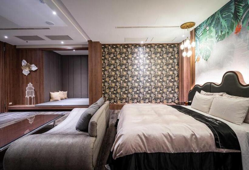 اتاق راحتی, Aquarius Motel