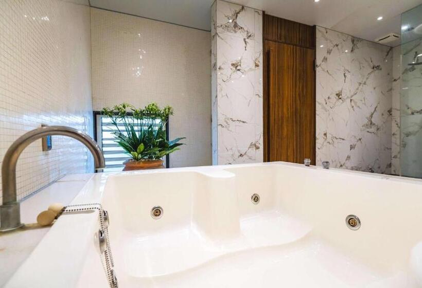 اتاق سوپریور, Aquarius Motel