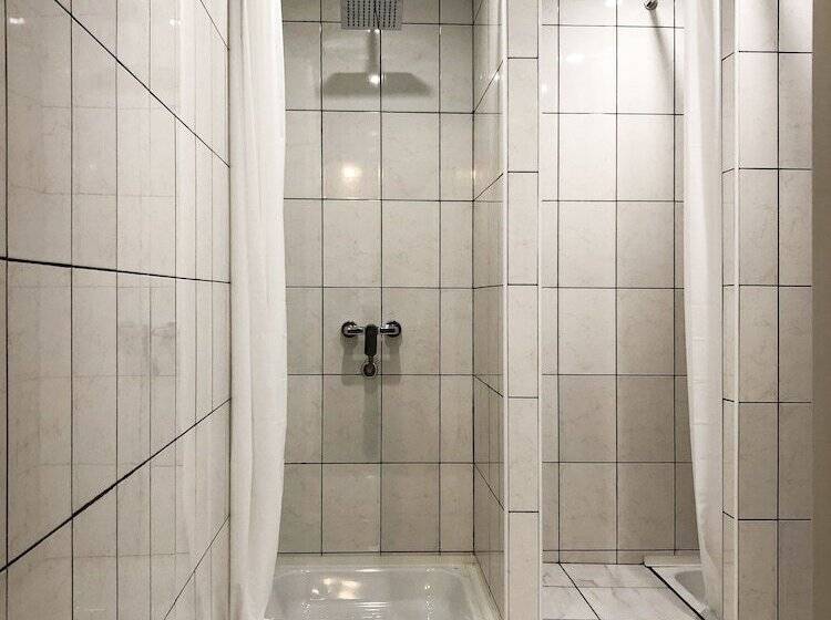 家庭房间共用浴室, Makarov Hostel