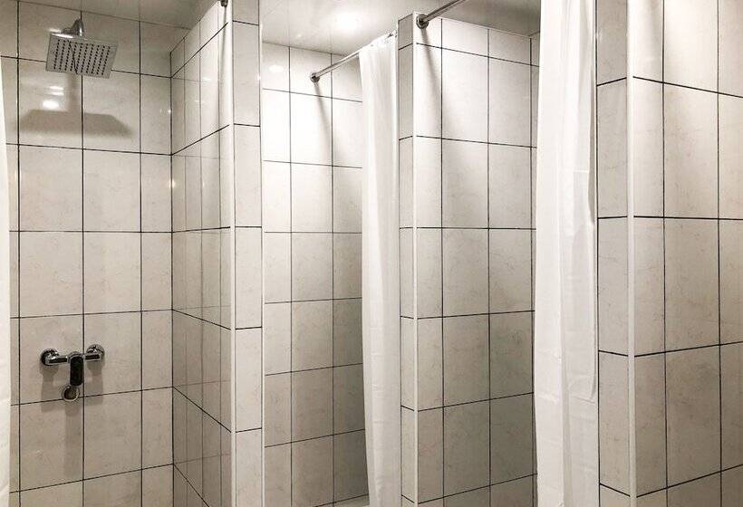 家庭房间共用浴室, Makarov Hostel