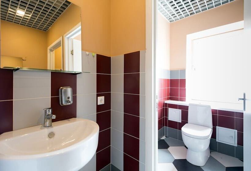 家庭房间共用浴室, Makarov Hostel