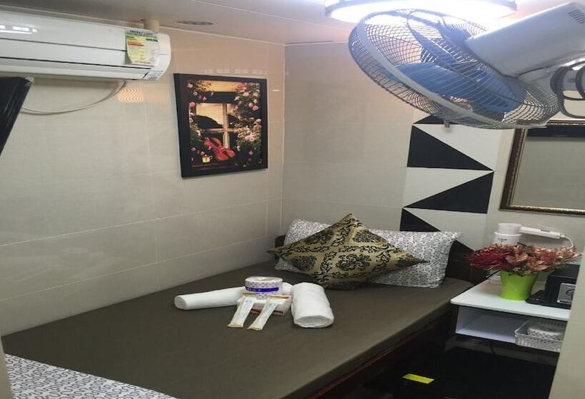 اتاق استاندارد یک نفره, Skystar Hostel