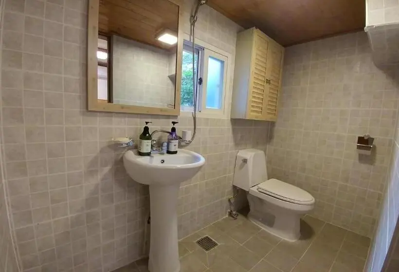 اتاق خانوادگی, Bukchon Sosunjae Guesthouse