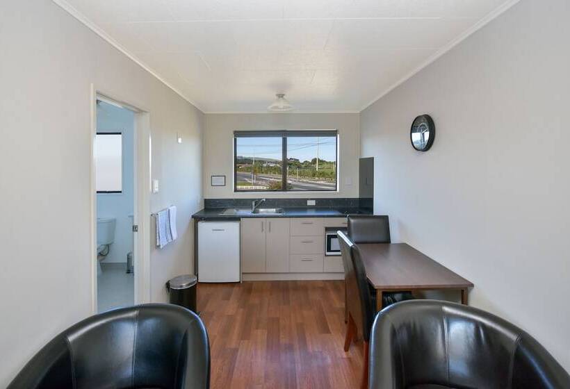 标准工作室, Asure Adrian Motel