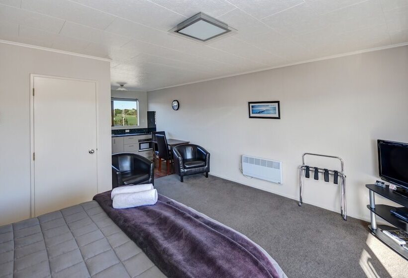 标准工作室, Asure Adrian Motel