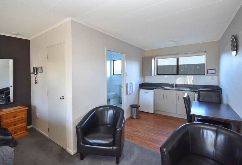 标准工作室, Asure Adrian Motel