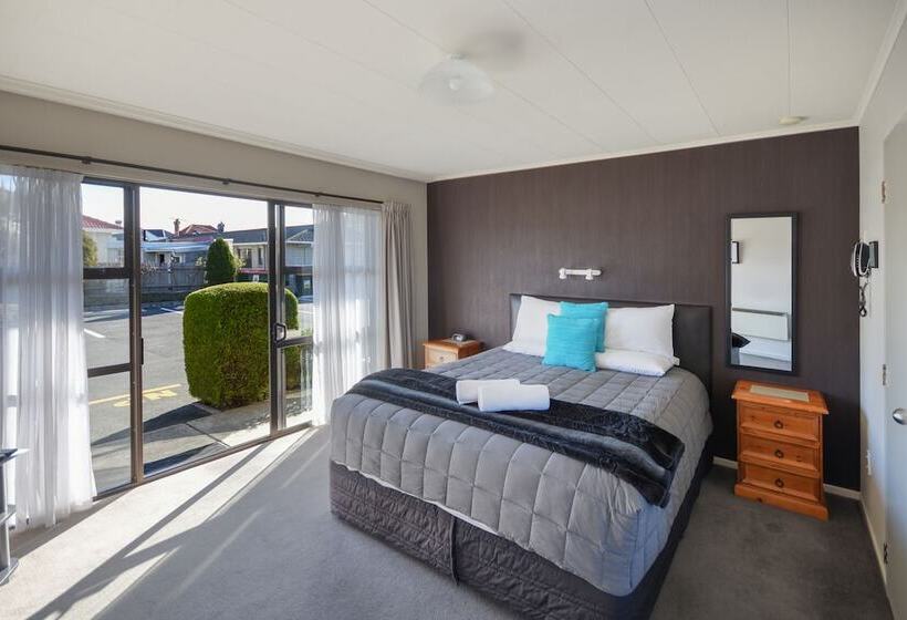 标准工作室, Asure Adrian Motel