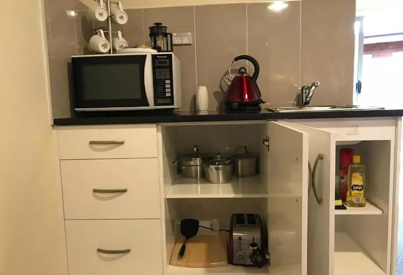 Standard-studio, Grange Motel