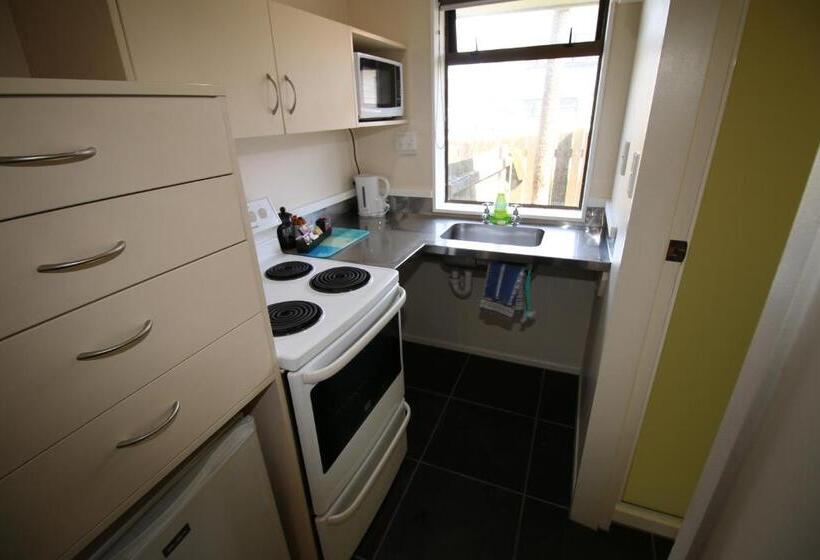 סטודיו אקזקיוטיב, Foreshore Motor Lodge