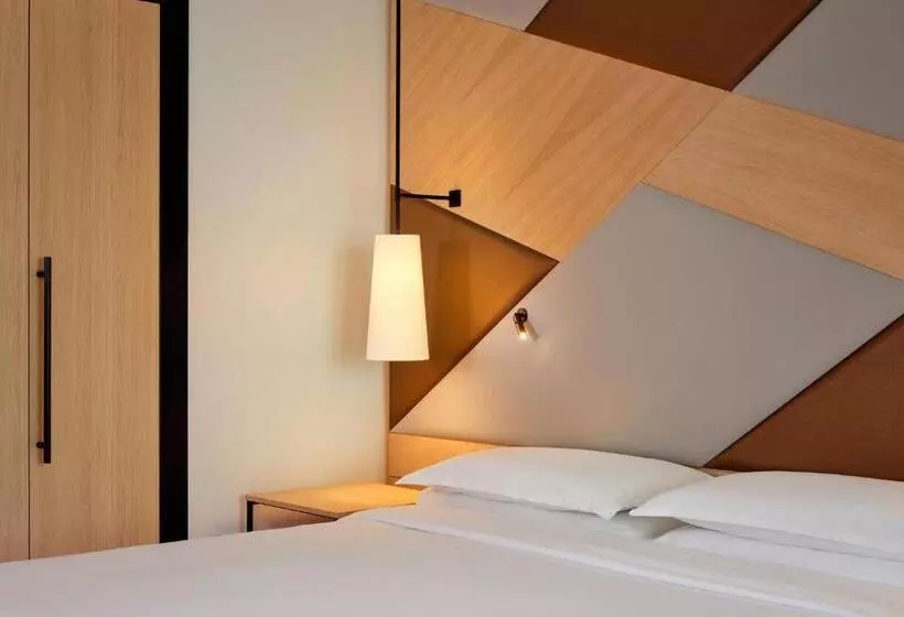 キングサイズベッド、ビュー付きデラックスルーム, Sheraton Amsterdam Airport Hotel And Conference Center