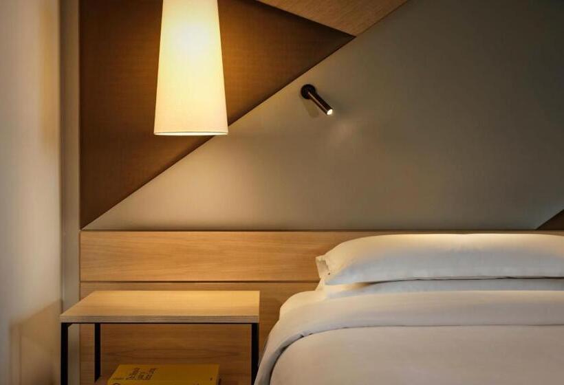 Club Room King Bed, Sheraton Amsterdam Airport Hotel And Conference Center