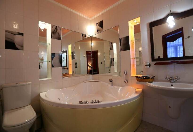 スーペリアージュニアスイート, Postoyalec