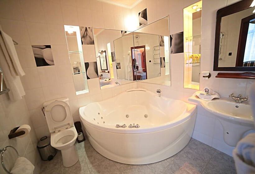 スーペリアージュニアスイート, Postoyalec