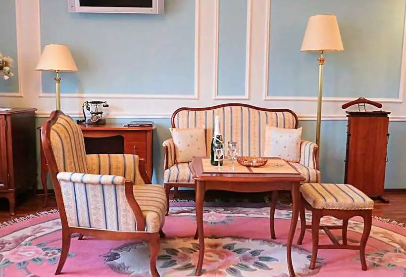 Junior Suite Superior, Postoyalec