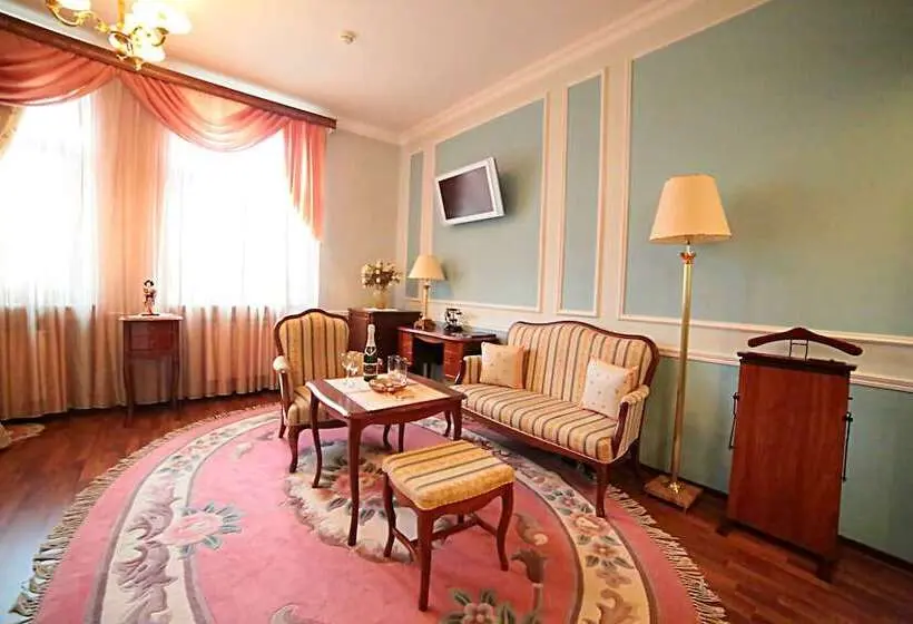 Junior Suite Superior, Postoyalec