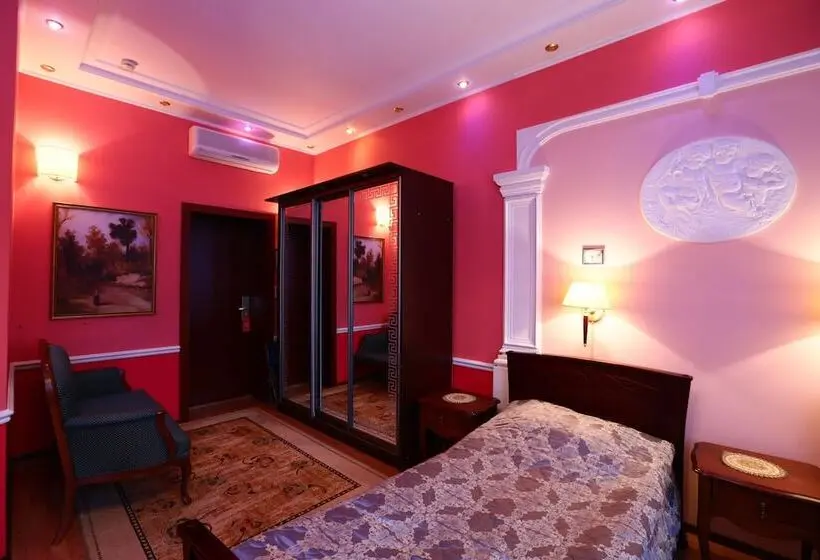 Junior Suite, Postoyalec