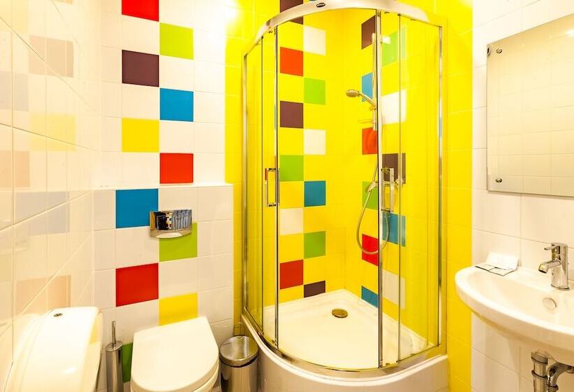 اتاق استاندارد یک نفره, England Hotel Tyumen Centre