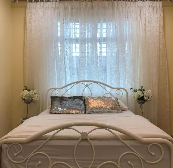 Номер Deluxe, Aam