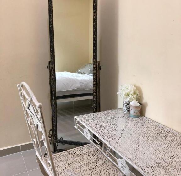 Номер Deluxe, Aam