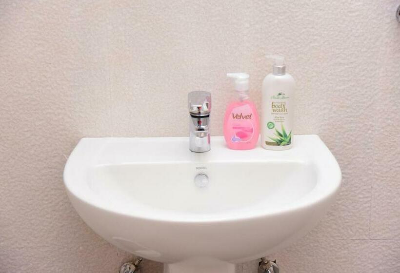 庭の見えるスタンダードトリプルルーム, White Villa Airport Transit