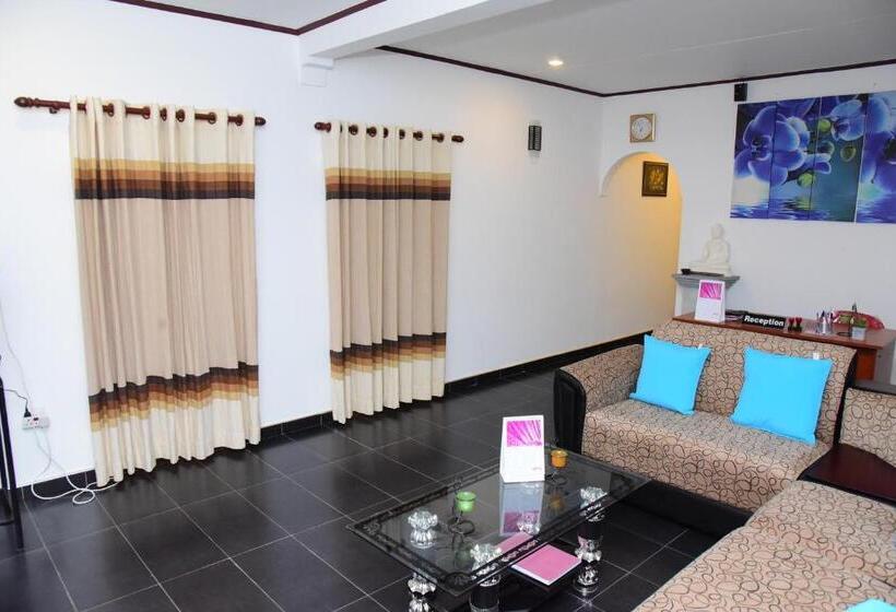 庭の見える１ベッドルームアパートメント, White Villa Airport Transit