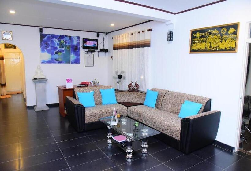 庭の見える１ベッドルームアパートメント, White Villa Airport Transit