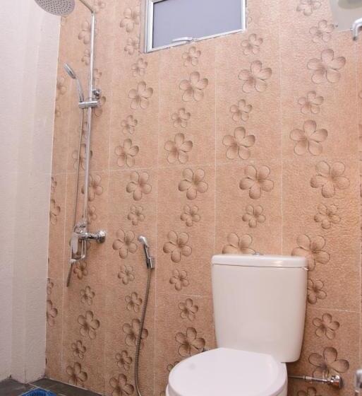 庭の見えるスタンダードトリプルルーム, White Villa Airport Transit