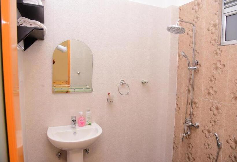 庭の見えるスタンダードトリプルルーム, White Villa Airport Transit