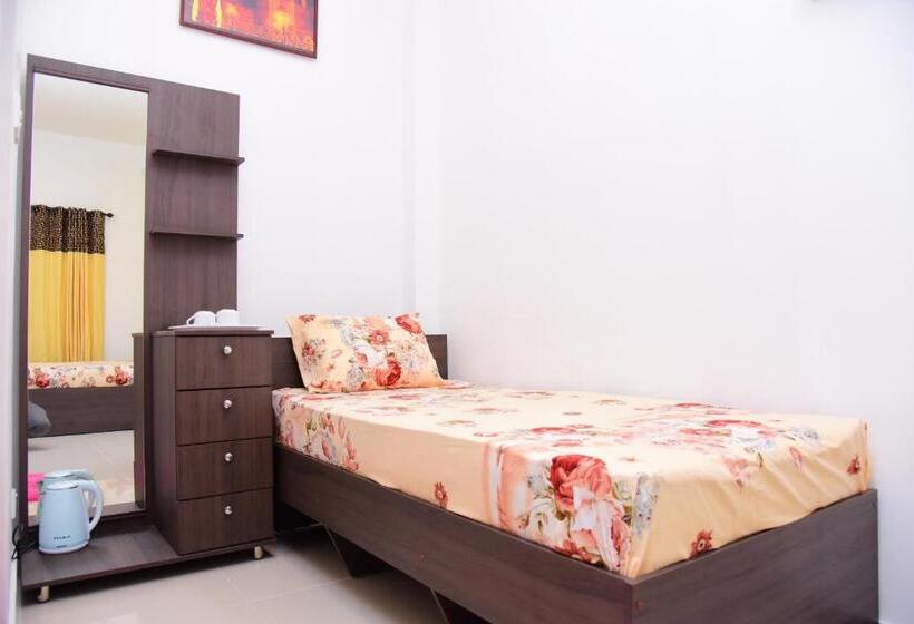 庭の見えるスタンダードトリプルルーム, White Villa Airport Transit