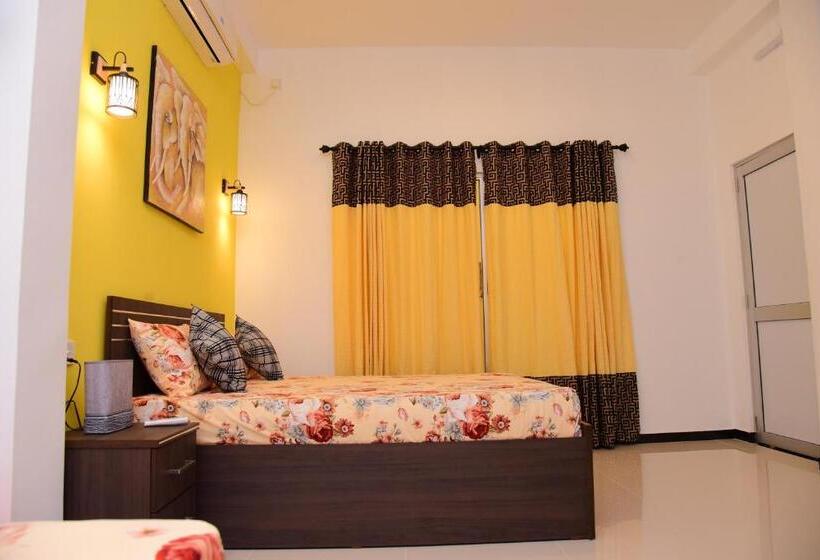 庭の見えるスタンダードトリプルルーム, White Villa Airport Transit