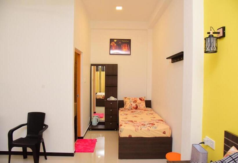 庭の見えるスタンダードトリプルルーム, White Villa Airport Transit