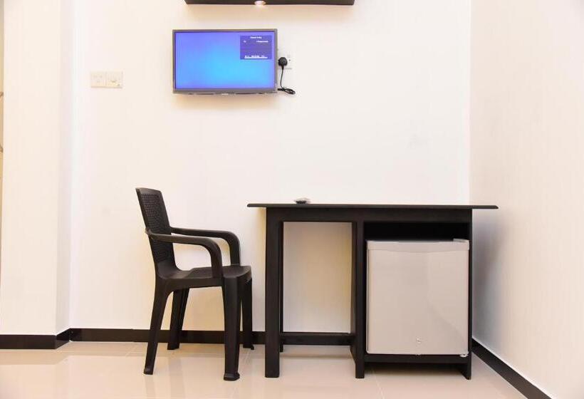 庭の見えるスタンダードトリプルルーム, White Villa Airport Transit