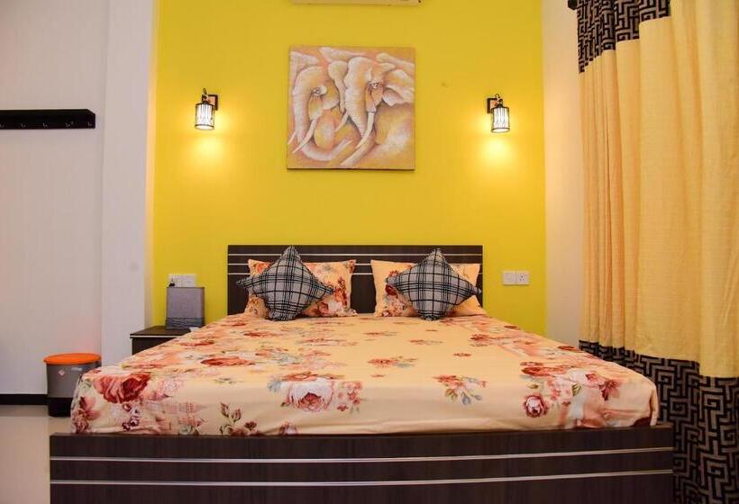 庭の見えるスタンダードトリプルルーム, White Villa Airport Transit