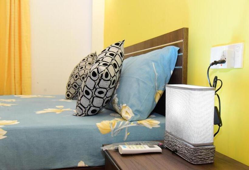 キングサイズベッドのスタンダードルーム, White Villa Airport Transit