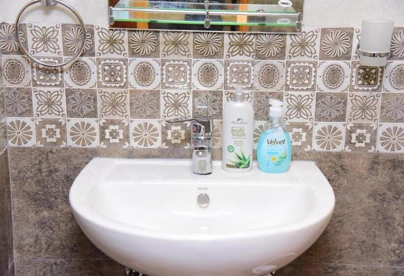 キングサイズベッドのデラックスルーム, White Villa Airport Transit