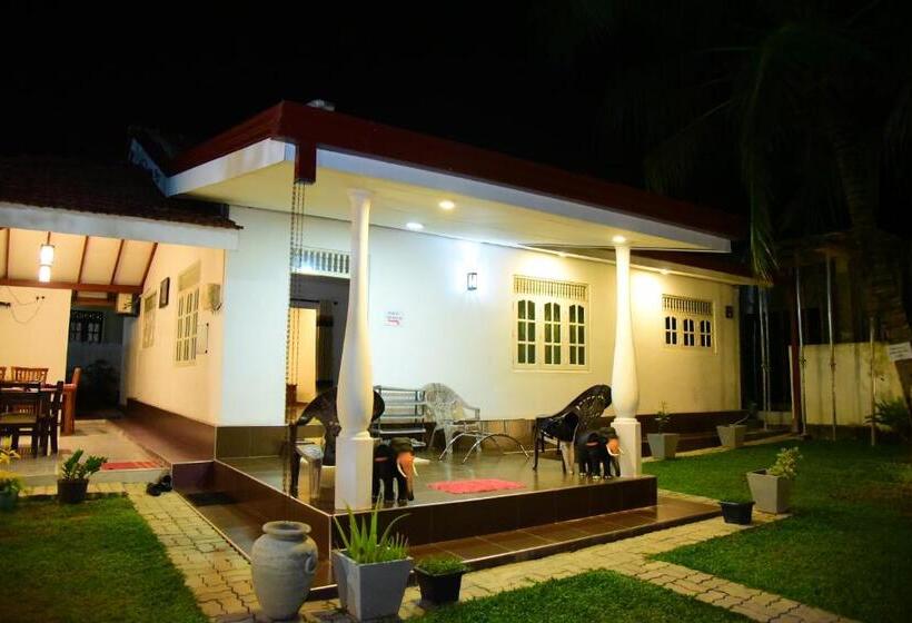 庭の見える１ベッドルームアパートメント, White Villa Airport Transit