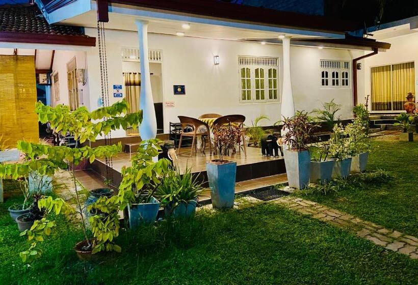 庭の見える１ベッドルームアパートメント, White Villa Airport Transit