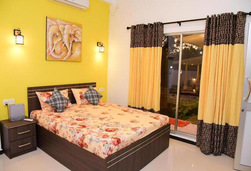 庭の見えるスタンダードトリプルルーム, White Villa Airport Transit