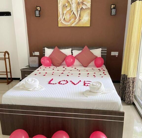 庭の見えるスタンダードトリプルルーム, White Villa Airport Transit