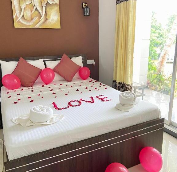 庭の見えるスタンダードトリプルルーム, White Villa Airport Transit