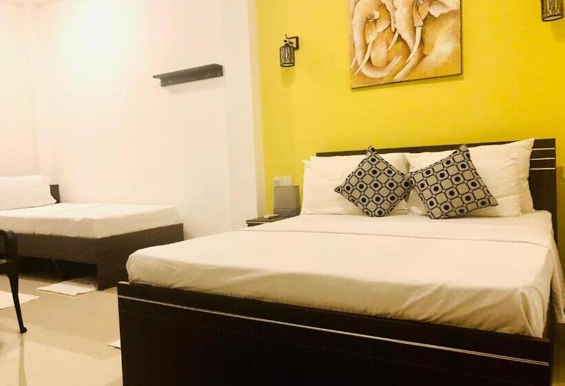 庭の見えるスタンダードトリプルルーム, White Villa Airport Transit