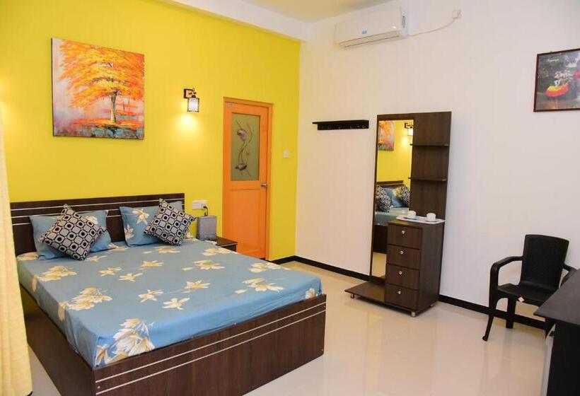 キングサイズベッドのスタンダードルーム, White Villa Airport Transit