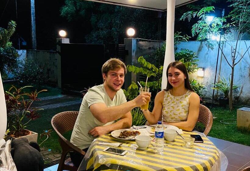 キングサイズベッドのスタンダードルーム, White Villa Airport Transit