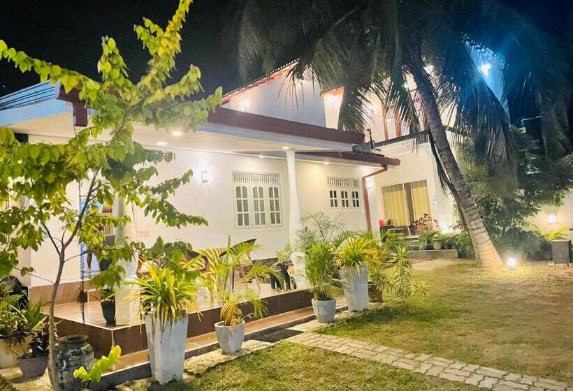 キングサイズベッドのデラックスルーム, White Villa Airport Transit