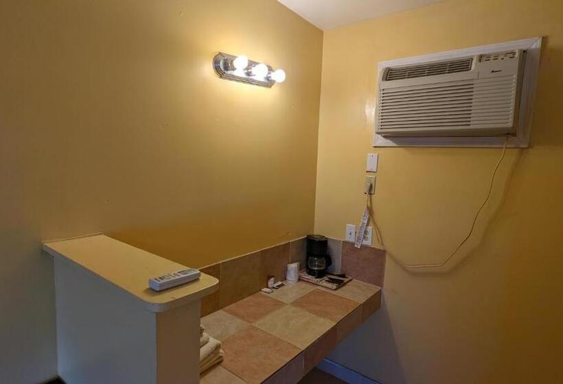 带大床的标准工作室, Canadian Inn