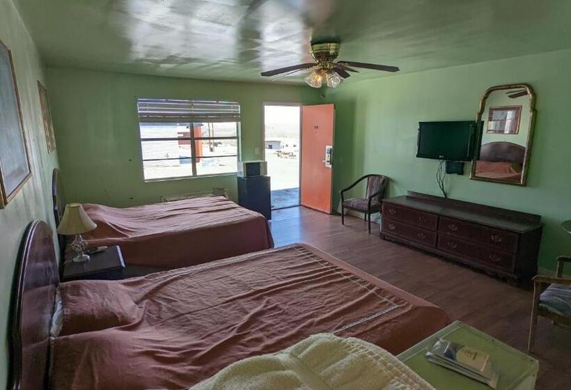 标准工作室, Canadian Inn